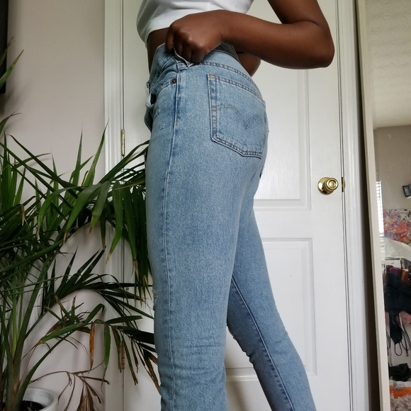 light washed Levi ripped jeans - Picture 4 of 4